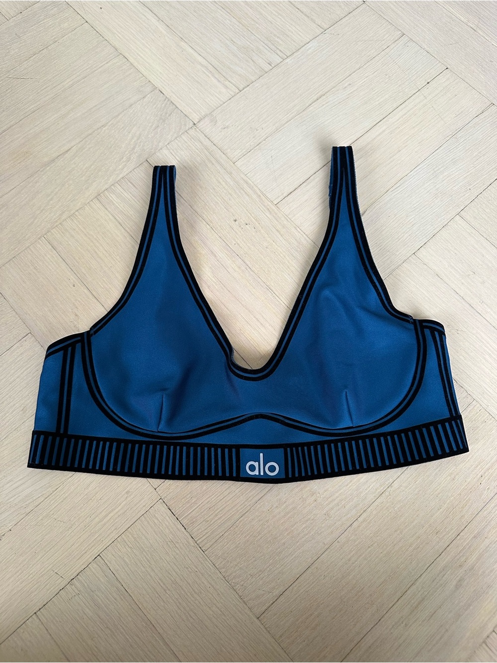 Alo Yoga Airlift Line Up Bra in Navy Blue XS
